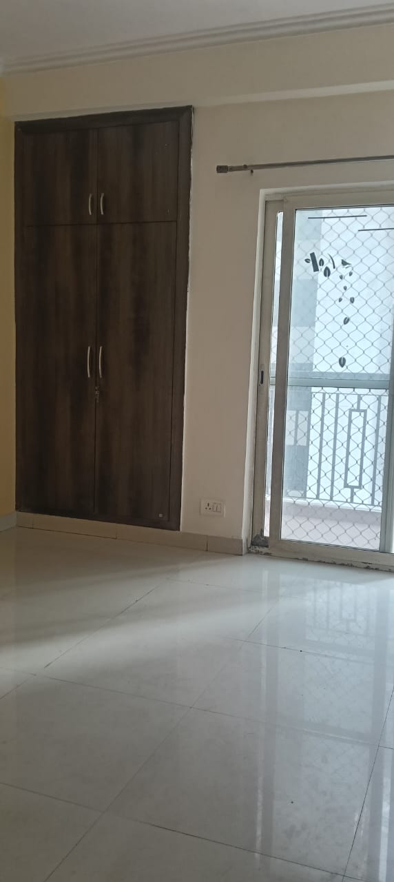 2 BHK + Extra Room Apartment For Rent in Maxblis White House