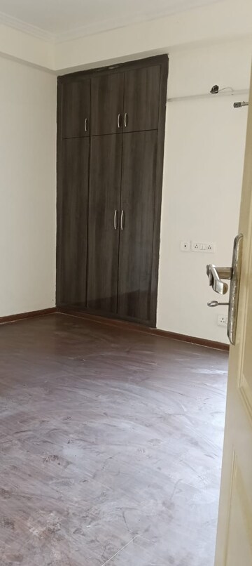 Room in 2 BHK Apartment at Maxblis White House, Sector 75 – for Rent