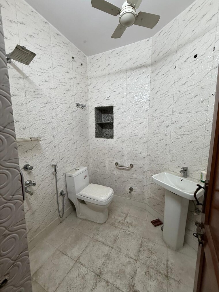 Bathroom, kalkaji 2 Bedroom 1200 Sq.Ft. Builder Floor In Kalkaji Delhi 9704857