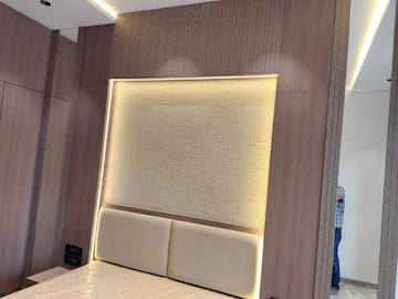 Room in 3.5 BHK Apartment at Rustomjee Seasons, Bandra East – for Rent