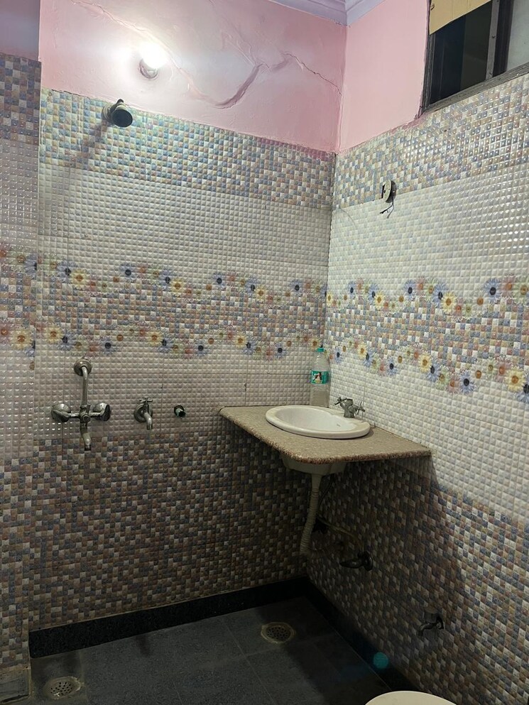Bathroom, vasundhara sector 1 2.5 Bedroom 80 Sq.Yd. Builder Floor In Vasundhara Sector 1 Ghaziabad 9704915