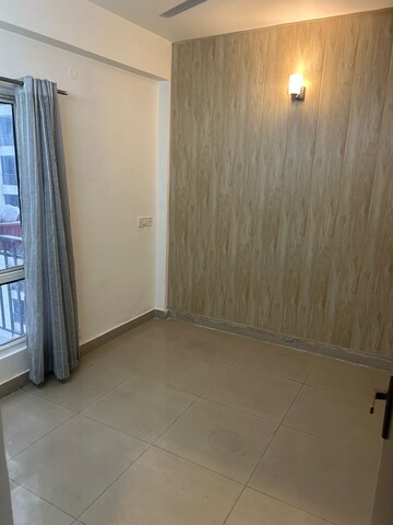 Room in 2.5 BHK Apartment at Panchsheel Greens II, Sector 16 Greater Noida – for Sale