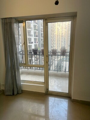 Room in 2.5 BHK Apartment at Panchsheel Greens II, Sector 16 Greater Noida – for Sale