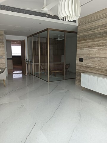 Room in 3 BHK Apartment at Lokhandwala Minerva Mahalaxmi, Mahalaxmi – for Rent