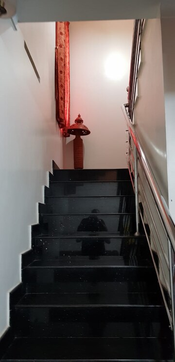 Furnished Amenities in 6 BHK Independent House at Avenue Road – for Sale