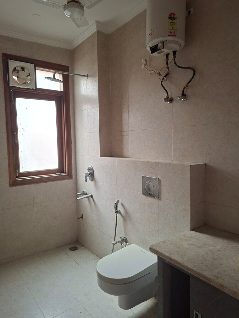 undefined, sector 48 3 Bedroom 300 Sq.Mt. Independent House In Sector 48 Noida 9705033