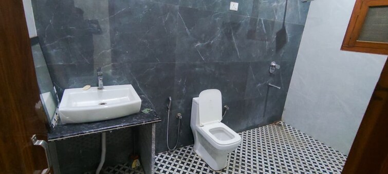 Bathroom, beta ii greater noida 2 Bedroom 120 Sq.Mt. Independent House In Beta Ii Greater Noida Greater Noida 9705034