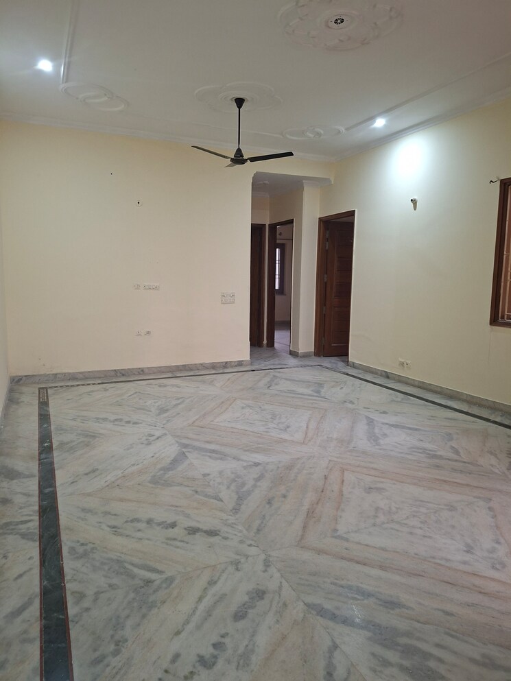 Room, rwa-apartments-sector-45 3 Bedroom 300 Sq.Mt. Independent House In Sector 45 Noida 9705042