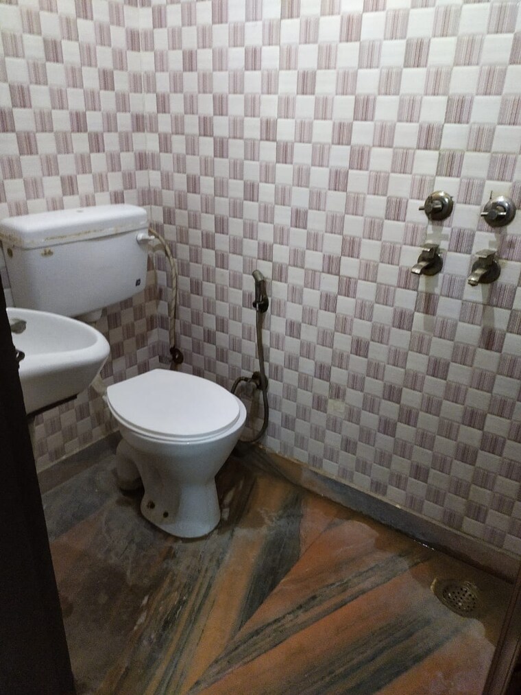 Bathroom, vipin garden 2 Bedroom 70 Acre Builder Floor In Vipin Garden Delhi 9705096