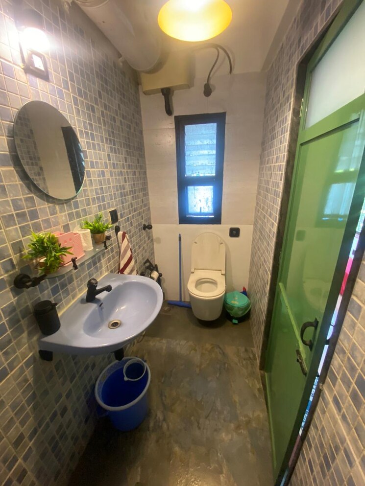 Bathroom, swastik-society-vile-parle-west 1 Bedroom 550 Sq.Ft. Apartment In Juhu Mumbai 9705152