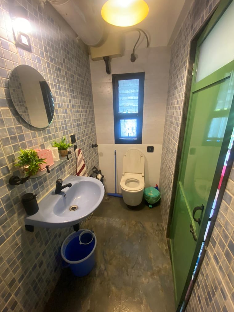 Bathroom, swastik-society-vile-parle-west 1 Bedroom 550 Sq.Ft. Apartment In Juhu Mumbai 9705152