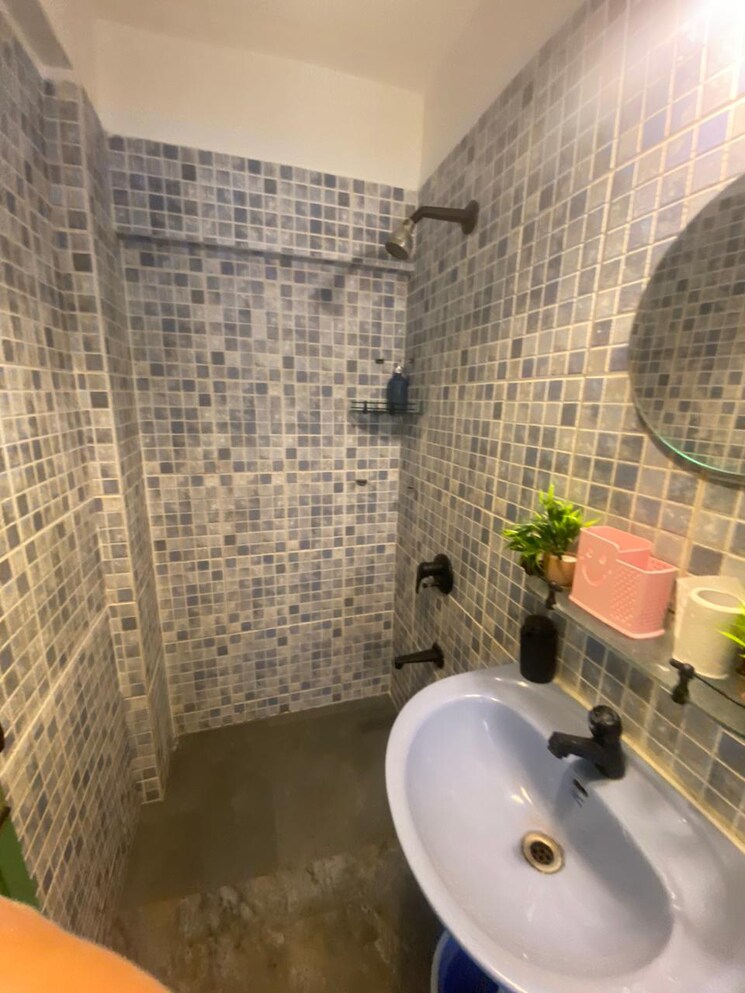 Bathroom, swastik-society-vile-parle-west 1 Bedroom 550 Sq.Ft. Apartment In Juhu Mumbai 9705152