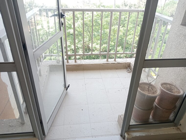 Balcony, unitech-uniworld-gardens-2 3 Bedroom 1355 Sq.Ft. Apartment In Sector 47 Gurgaon 9705235