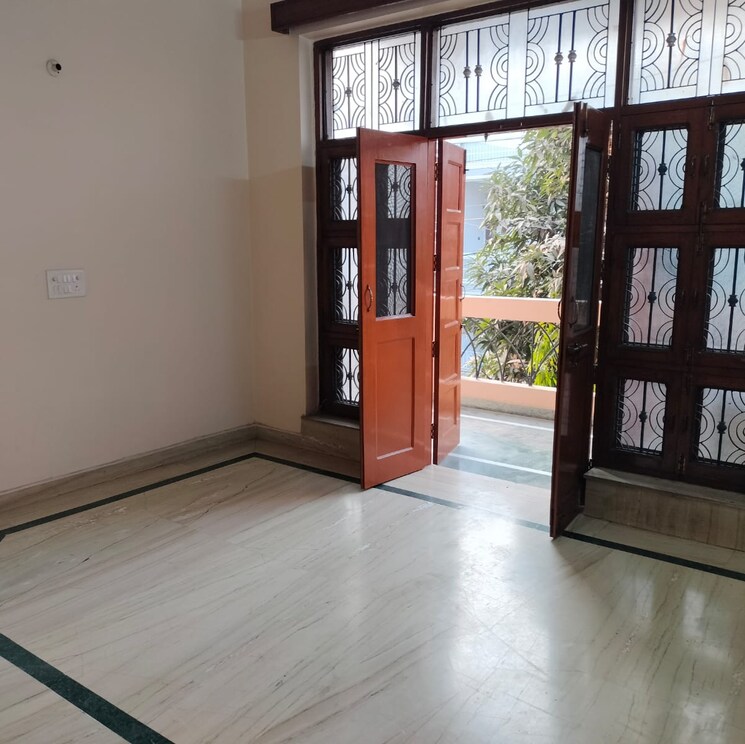 Room, sector 23 2.5 Bedroom 1330 Sq.Ft. Villa In Sector 23 Gurgaon 9705254