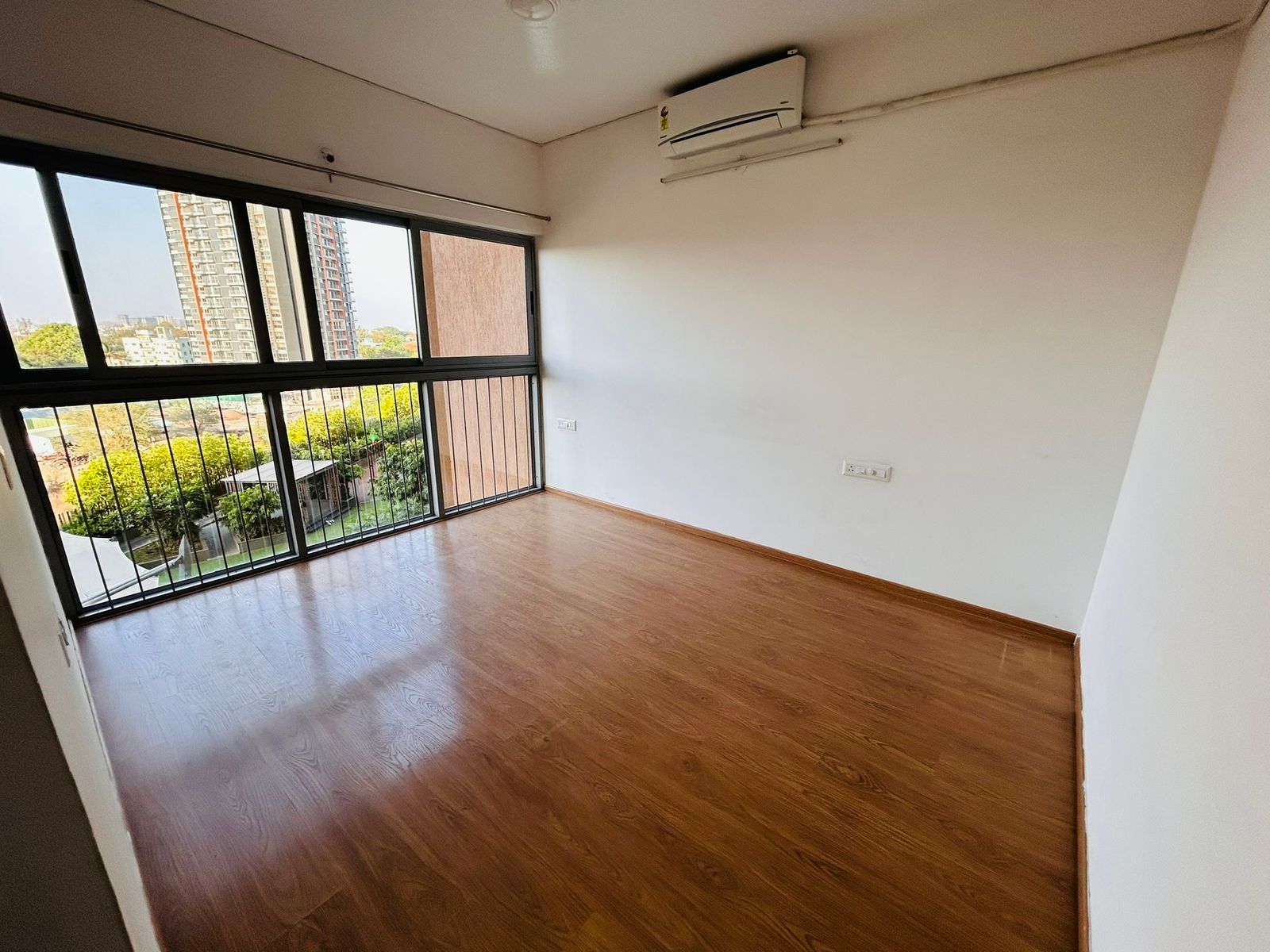 2 BHK + Extra Room Apartment For Sale in Amanora Adreno Towers