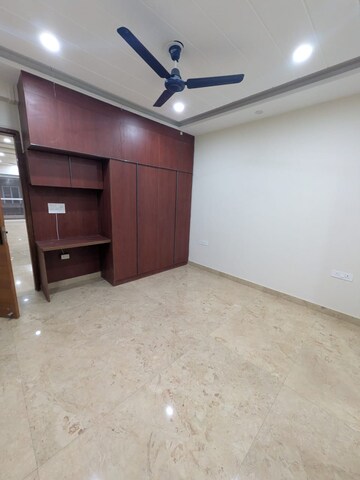 Room in 3 BHK Apartment at Emaar MGF Emerald Hills, Sector 65 – for Rent