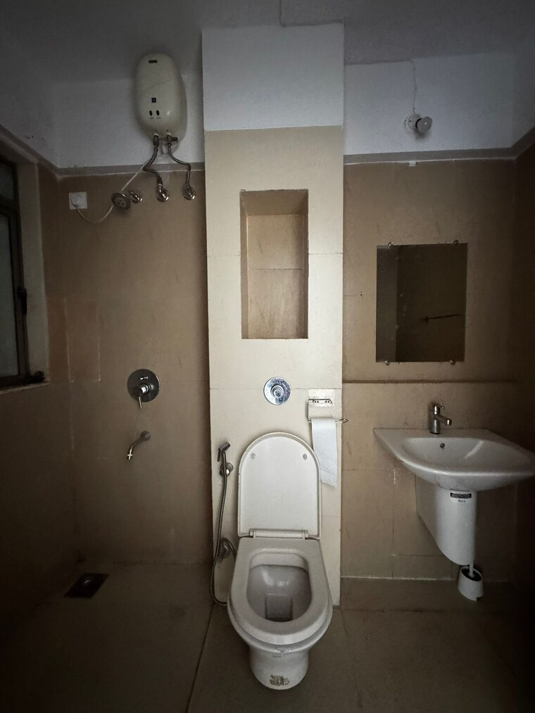 Bathroom, lodha-splendora 3 Bedroom 1500 Sq.Ft. Apartment In Ghodbunder Road Thane 9705286