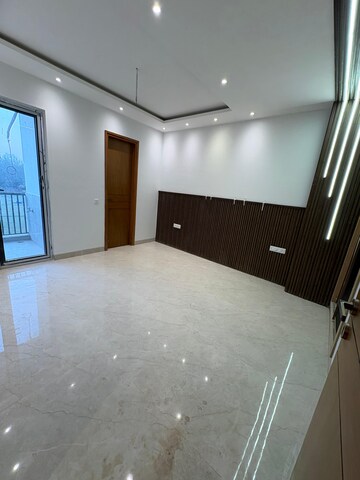 Room in 4 BHK Apartment at CS Roseate 63, Sector 63a – for Rent