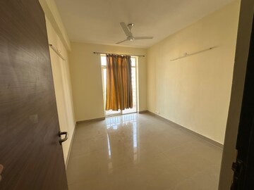 Room in 2.5 BHK Builder Floor at Smart World Gems, Sector 89 – for Rent