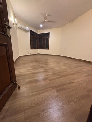 Room in 5 BHK Independent House at Saket – for Rent