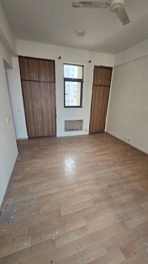 Room in 3 BHK Apartment at Unitech Horizon, Pi Greater Noida – for Rent