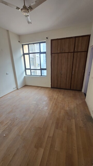 Room in 3 BHK Apartment at Unitech Horizon, Pi Greater Noida – for Rent