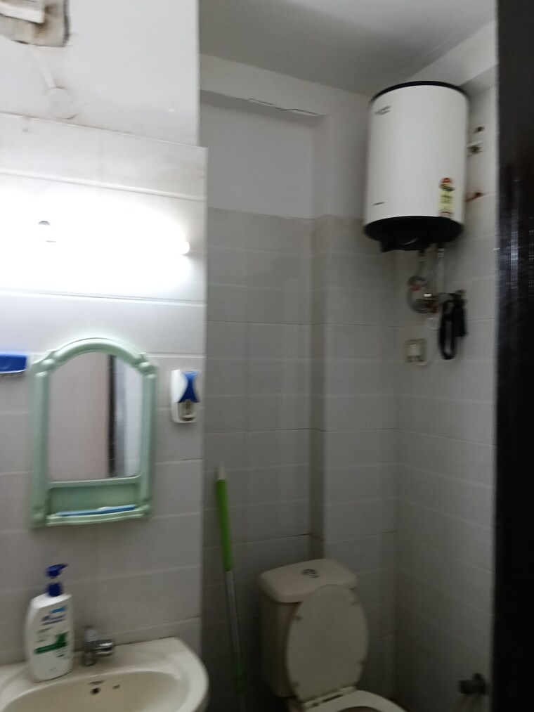 Bathroom, neb sarai 2 Bedroom 900 Sq.Ft. Builder Floor In Neb Sarai Delhi 9705474