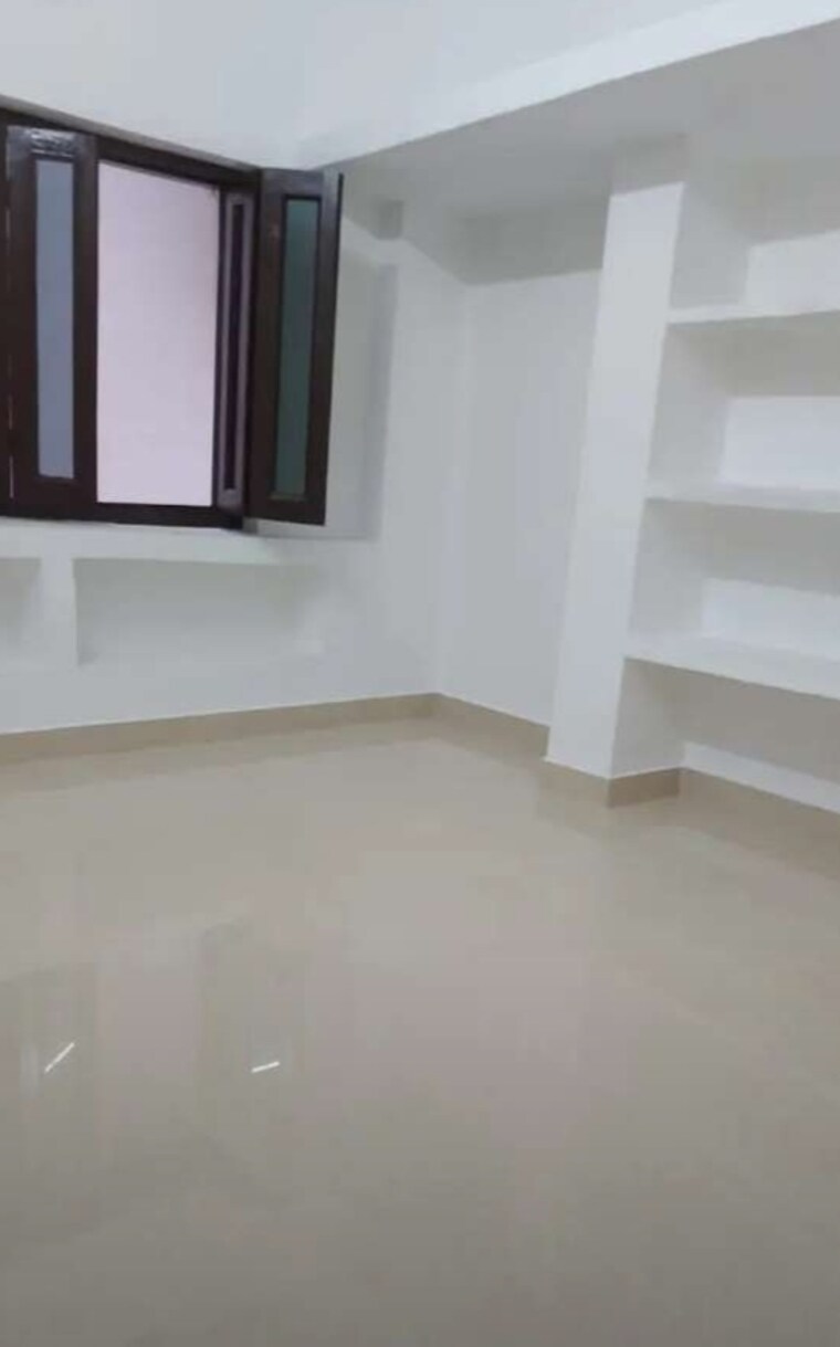 Room, aminabad Commercial Shop 550 Sq.Ft. In Aminabad Lucknow 9705447