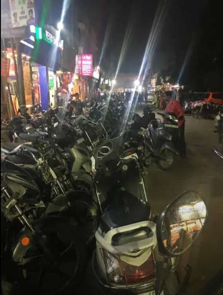  Parking, aminabad Commercial Shop 550 Sq.Ft. In Aminabad Lucknow 9705447