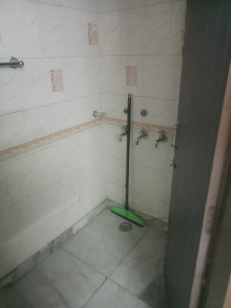 Bathroom, patel nagar 1 Bedroom 500 Sq.Ft. Builder Floor In Patel Nagar Delhi 9705446