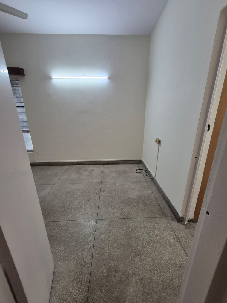Room, mayur vihar 1.5 Bedroom 650 Sq.Ft. Apartment In Mayur Vihar Delhi 9705460