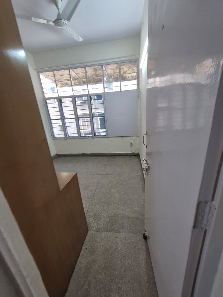 Room, mayur vihar 1.5 Bedroom 650 Sq.Ft. Apartment In Mayur Vihar Delhi 9705460