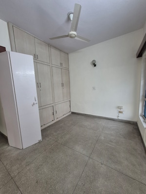 Room in 1.5 BHK Apartment at Mayur Vihar – for Rent