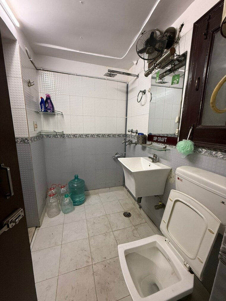 Bathroom, paschim vihar 3 Bedroom 1150 Sq.Ft. Apartment In Paschim Vihar Delhi 9705504