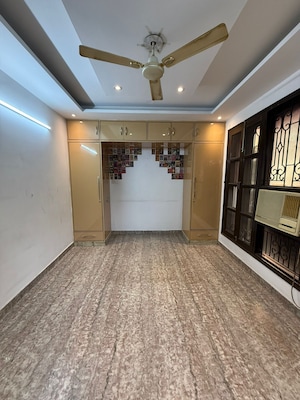 Room in 3 BHK Builder Floor at Paschim Vihar – for Rent