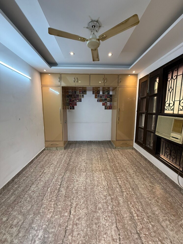 Room, paschim vihar 3 Bedroom 1100 Sq.Ft. Builder Floor In Paschim Vihar Delhi 9705509