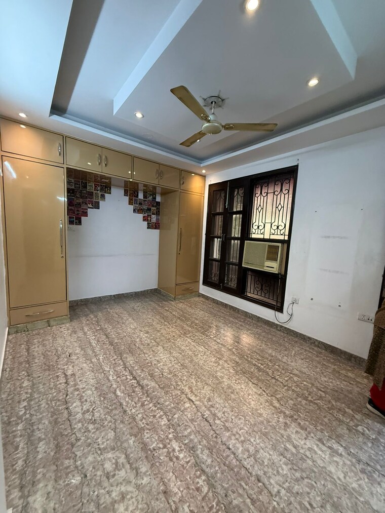 Room, paschim vihar 3 Bedroom 1100 Sq.Ft. Builder Floor In Paschim Vihar Delhi 9705509