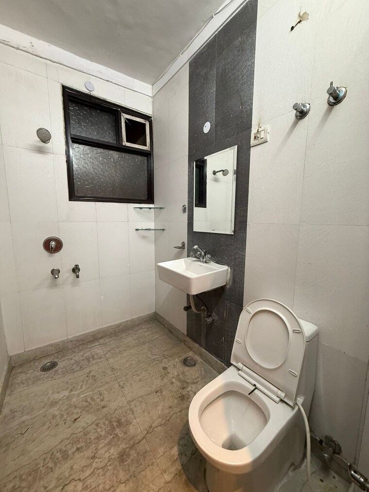 Bathroom, paschim vihar 3 Bedroom 1100 Sq.Ft. Builder Floor In Paschim Vihar Delhi 9705509