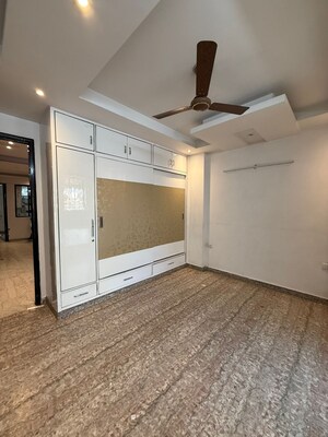 Room in 3 BHK Builder Floor at Paschim Vihar – for Rent