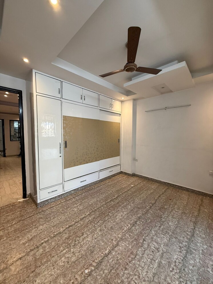 Room, paschim vihar 3 Bedroom 1100 Sq.Ft. Builder Floor In Paschim Vihar Delhi 9705509