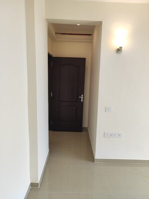 Room in 3.5 BHK Apartment at Omaxe R2, Gomti Nagar – for Sale