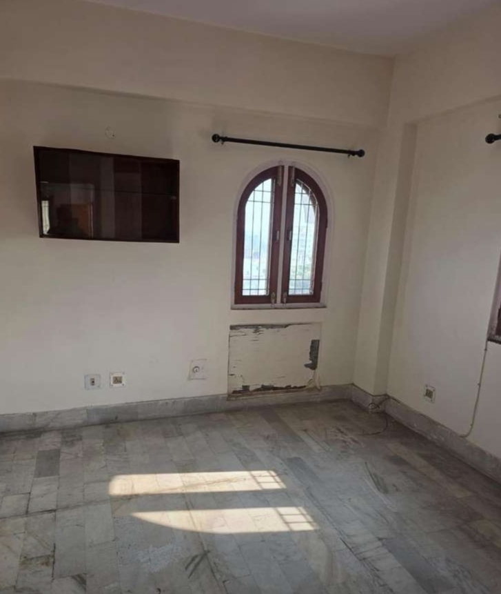 2 BHK + Pooja Room Apartment For Sale in Hazratganj