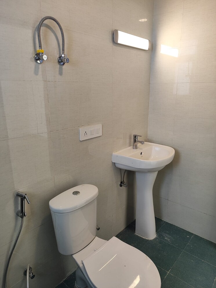 Bathroom, omaxe-r2 3.5 Bedroom 1775 Sq.Ft. Apartment In Gomti Nagar Lucknow 9705568