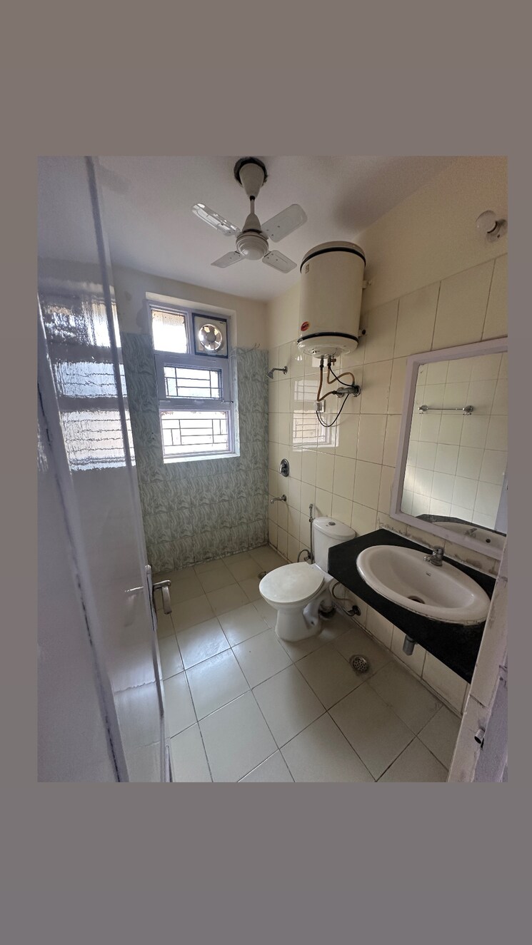 Bathroom, ss-mayfield-gardens 3 Bedroom 3200 Sq.Ft. Apartment In Sector 51 Gurgaon 9705591