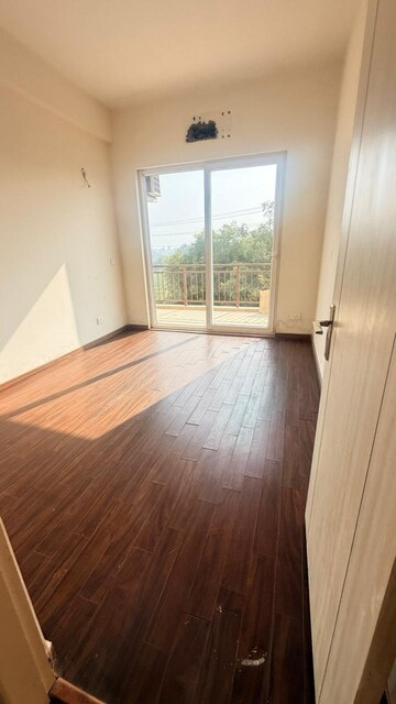 Room in 3 BHK Apartment at DLF Park Place, Sector 54 – for Sale