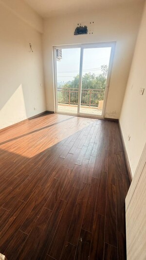 Room in 3 BHK Apartment at DLF Park Place, Sector 54 – for Sale