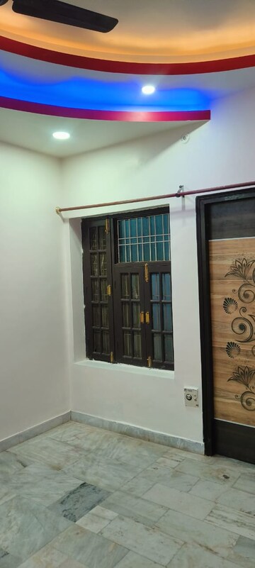 Room in 2 BHK Builder Floor at Gomti Nagar – for Rent