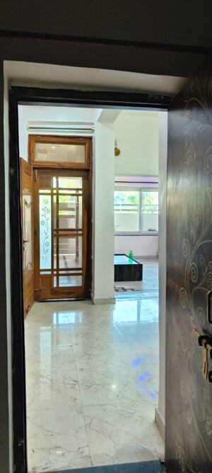 Room in 2 BHK Builder Floor at Gomti Nagar – for Rent