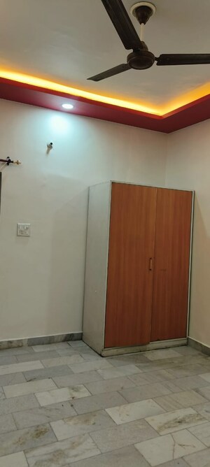 Room in 2 BHK Builder Floor at Gomti Nagar – for Rent