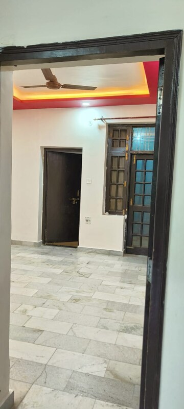 Room in 2 BHK Builder Floor at Gomti Nagar – for Rent